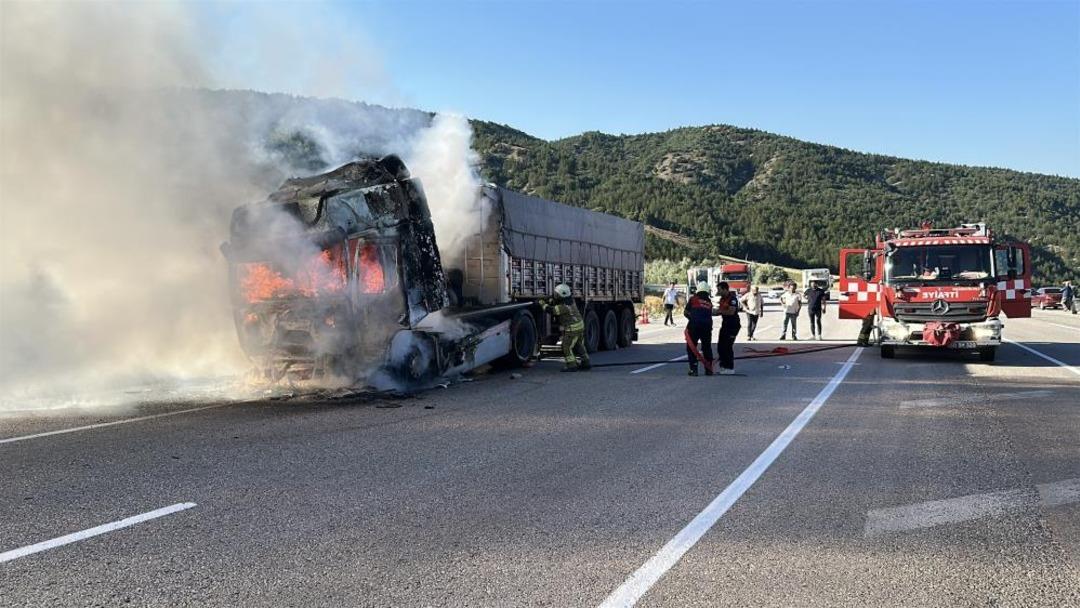 Seyir halindeyken alev topuna dönen tır hurdaya döndü 1