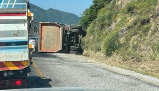 Kastamonu’da asfalt yüklü hafriyat kamyonu devrildi, sürücüsü yaralandı