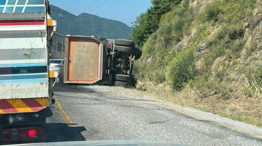 Kastamonu’da asfalt yüklü hafriyat kamyonu devrildi, sürücüsü yaralandı