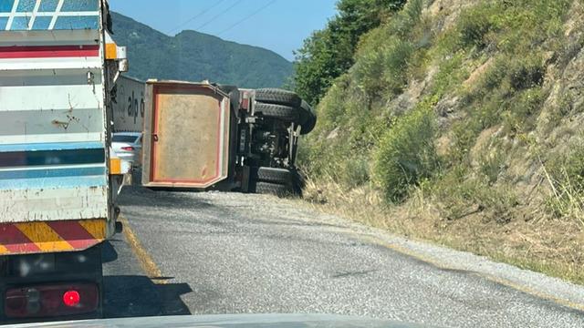 Kastamonu’da asfalt yüklü hafriyat kamyonu devrildi, sürücüsü yaralandı