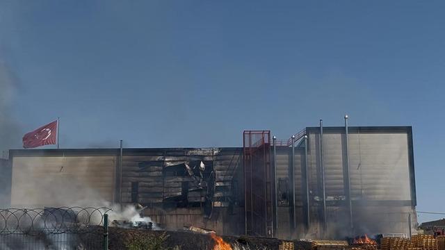 Palet yangını fabrikaya sıçradı: 4 işçi dumandan etkilendi