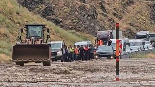 Yüksekova-Van yolunda heyelan: Araçlar mahsur kaldı