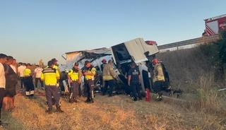 Kuzey Marmara Otoyolu'nda feci kaza! Devrilen tırdaki 2 kişi hayatını kaybetti