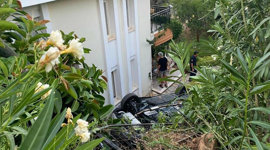 Marmaris’te otomobil evin bahçesine uçtu: 1 ölü, 4 yaralı