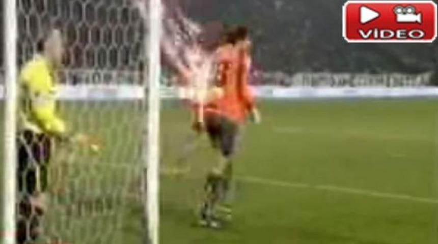 Holiganlar kaleciyi yaktı! (Video)