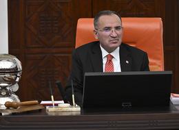 Bekir Bozdağ’ı TBMM’de kızdıran olay! AK Parti sıralarına dönüp böyle söyledi: ‘O arkadaşımız dışarı çıksın’