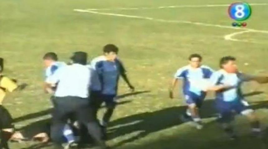 Hakemi bayıltana kadar d&ouml;vd&uuml;ler (İZLEYİN)