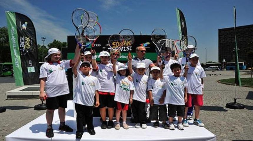 Tenis sokağa indi..!