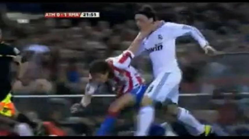 Mesut ile m&uuml;cadelesinde şortu a&ccedil;ıldı! (İZLEYİN)