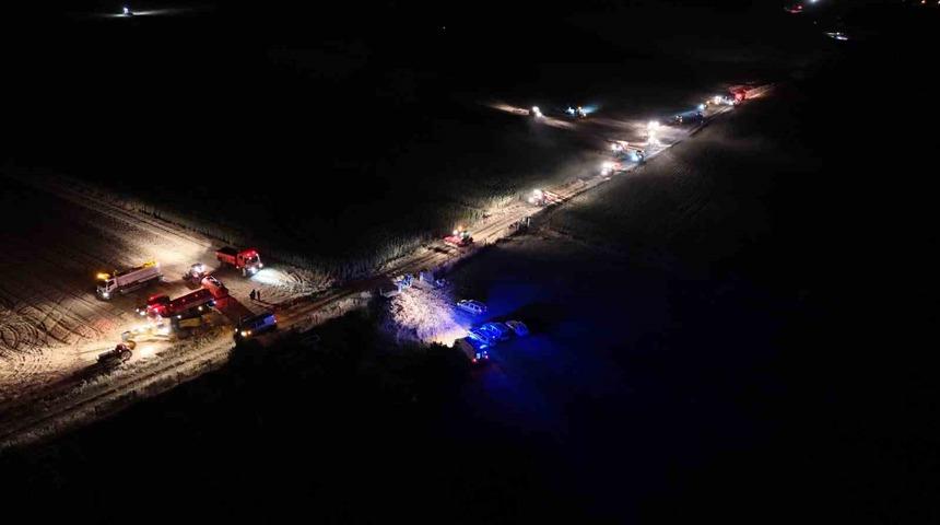 Yangını gören traktörünü alıp alevlere müdahaleye gitti