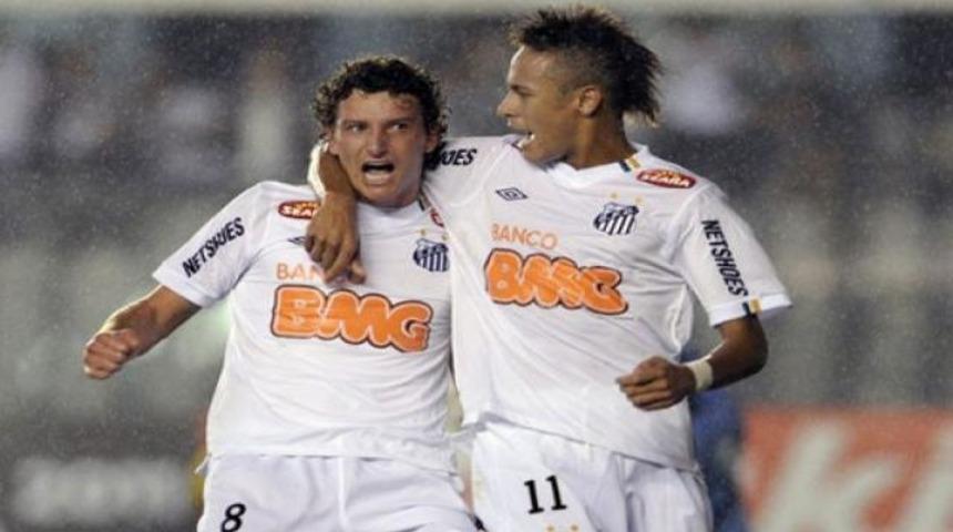 Kendisine orta a&ccedil;ıp gol attı! (Video)