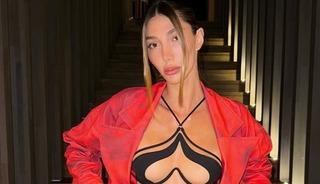 File elbisesini belinde bıraktı! Peş peşe bikinili pozlar...