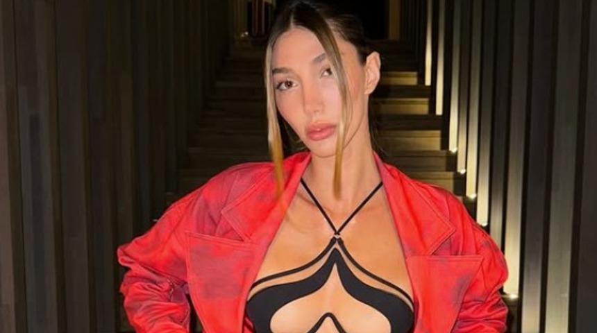 Miss Turkey güzeli Şevval Şahin file elbisesini belinde bıraktı! Peş peşe bikinili pozlar...