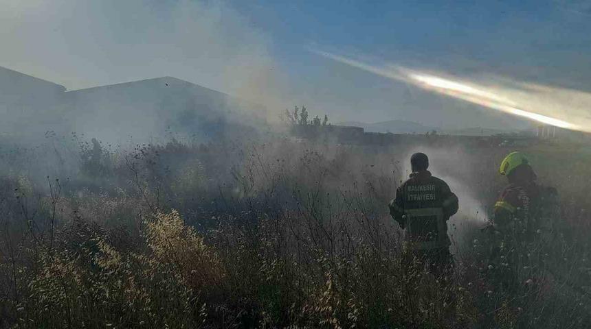 Bandırma’da farklı noktalarda çıkan yangınlar söndürüldü