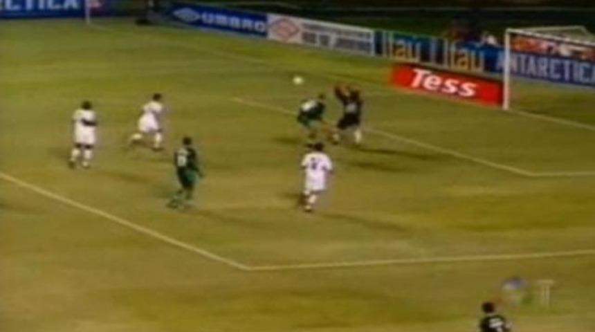 İşte Alex'in en g&uuml;zel gol&uuml; (İZLEYİN)