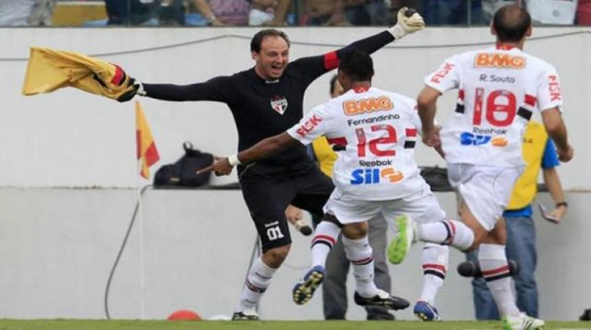 Yok artık dedirten kaleci! (Video)