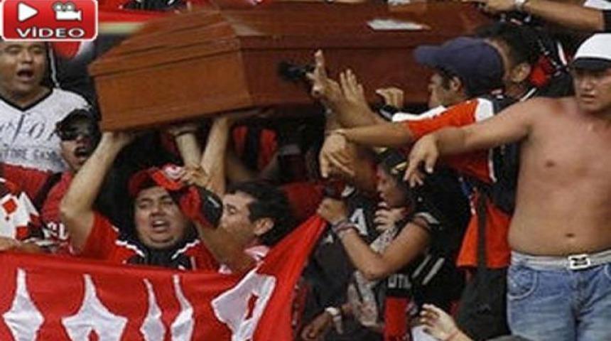 &Ouml;l&uuml;y&uuml; ma&ccedil;a g&ouml;t&uuml;rd&uuml;ler! (İZLEYİN)