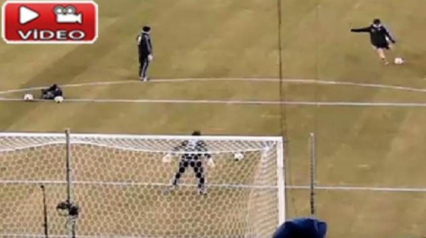 Messi tek şutla 2 gol attı! (Video)