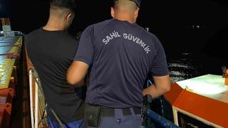 Gemide saklanarak yurt dışına kaçamak isteyen göçmenler kaptanın ihbarıyla yakalandı