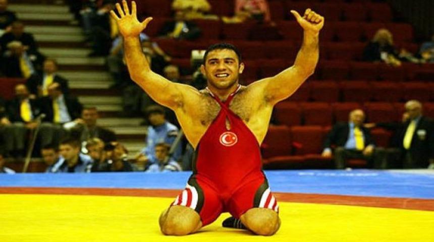 Asrın g&uuml;reş&ccedil;isi Hamza Yerlikaya, Er Meydanı'nda...