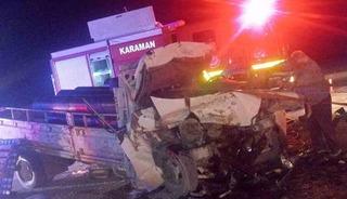 Karaman’da kamyona çarpan kamyonet sürücüsü araçta sıkıştı: 1 yaralı