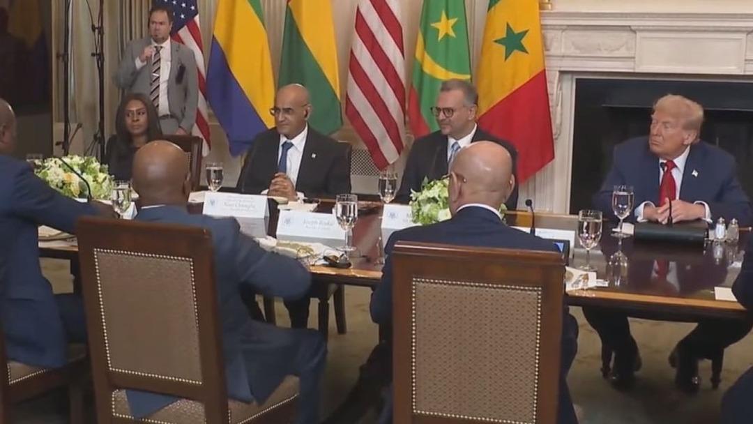 Trump tan Afrikalı lidere tepki çeken soru! Pot kırdı toplantıya damga vurdu! Öveyim derken... 2