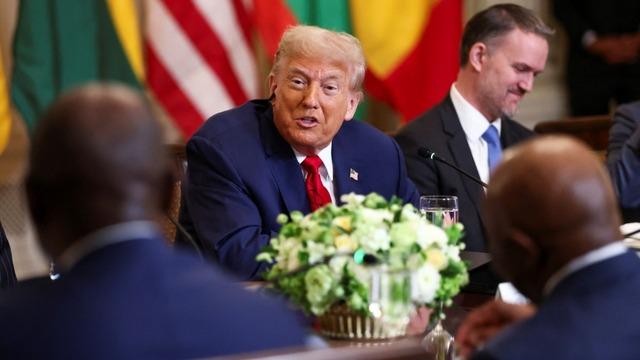 Trump'tan Afrikalı lidere tepki çeken soru! Pot kırdı toplantıya damga vurdu! 
