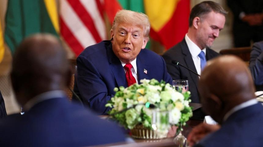 Trump'tan Afrikalı lidere tepki çeken soru! Pot kırdı toplantıya damga vurdu! Öveyim derken...