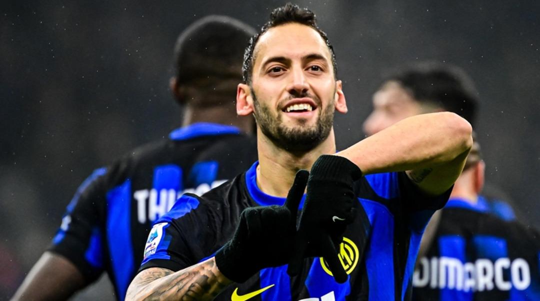 Hakan Çalhanoğlu nun babası ateşi yaktı! Galatasaray taraftarı heyecandan yerinde duramıyor... 2