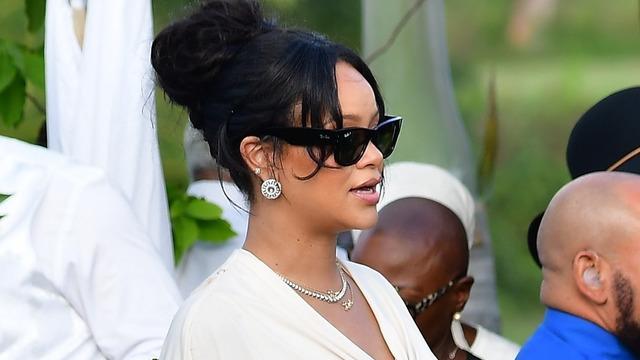 Rihanna aylar önce ölen babasının cenazesinde! Beyaz kıyafeti Türkiye'de gündem oldu