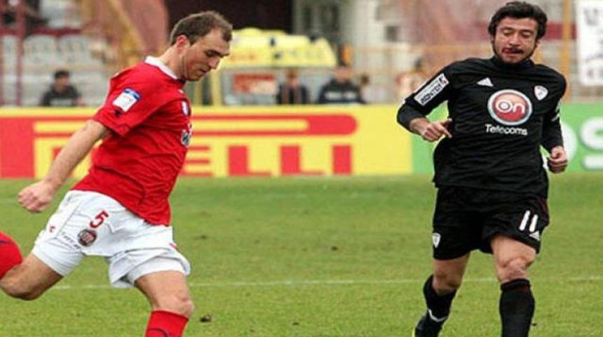 T&uuml;mer Metin k&uuml;me d&uuml;şt&uuml;!