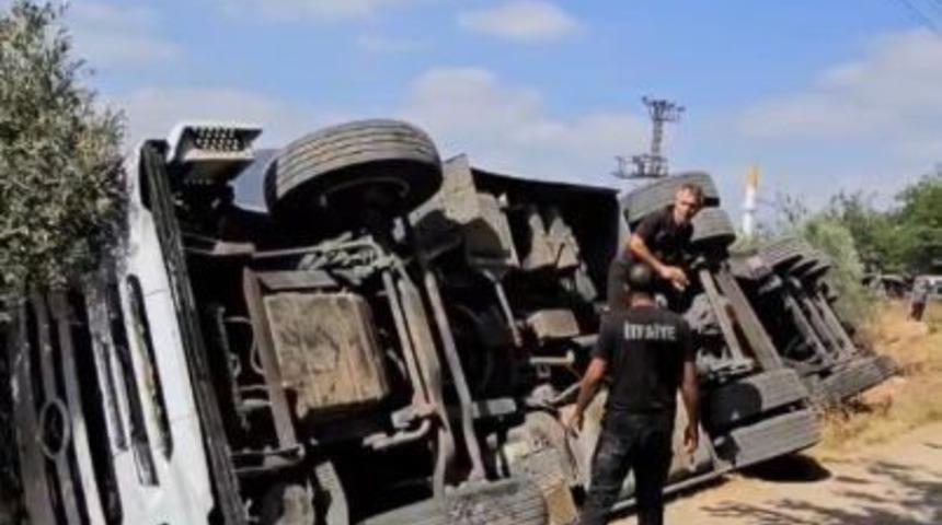 Osmaniye’de kontrolden çıkan tır devrildi: 2 yaralı