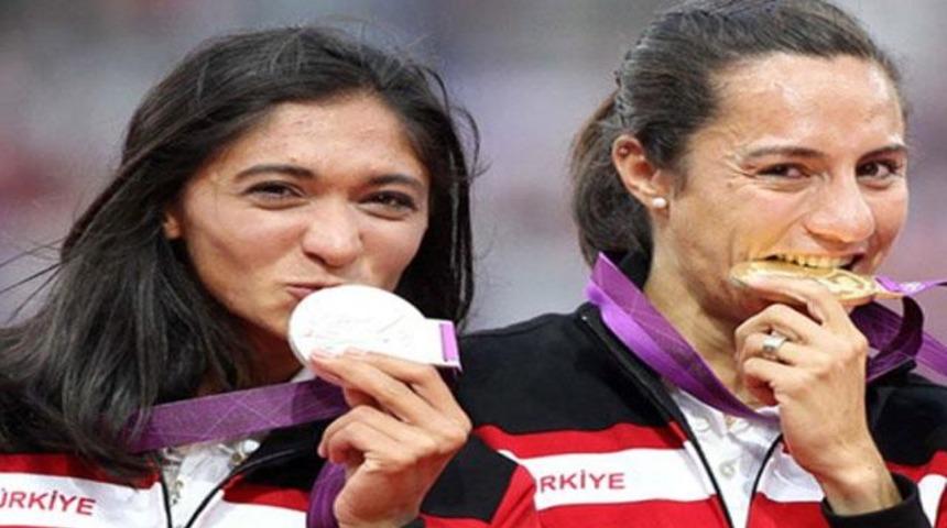 Bayrağımızı dalgalandırdılar! (Video)