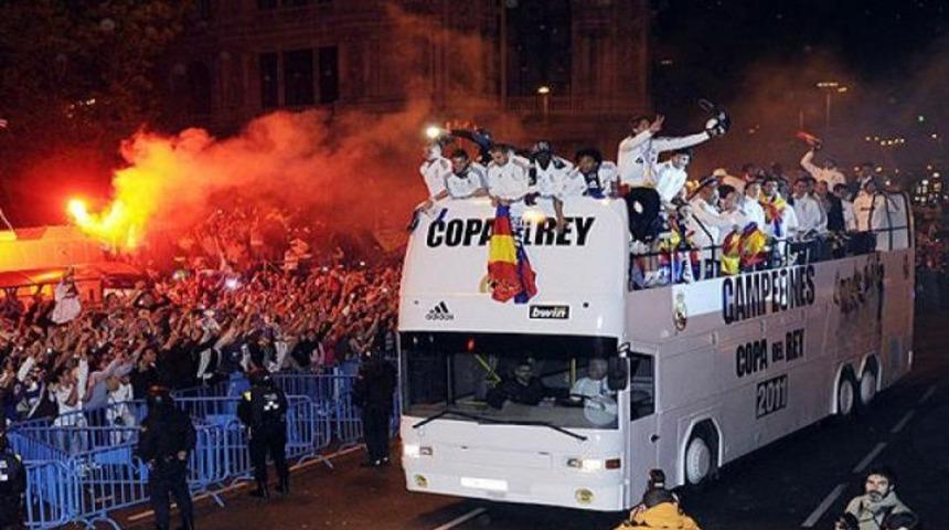 Kral Kupası otob&uuml;s&uuml;n altında kaldı! (Video)