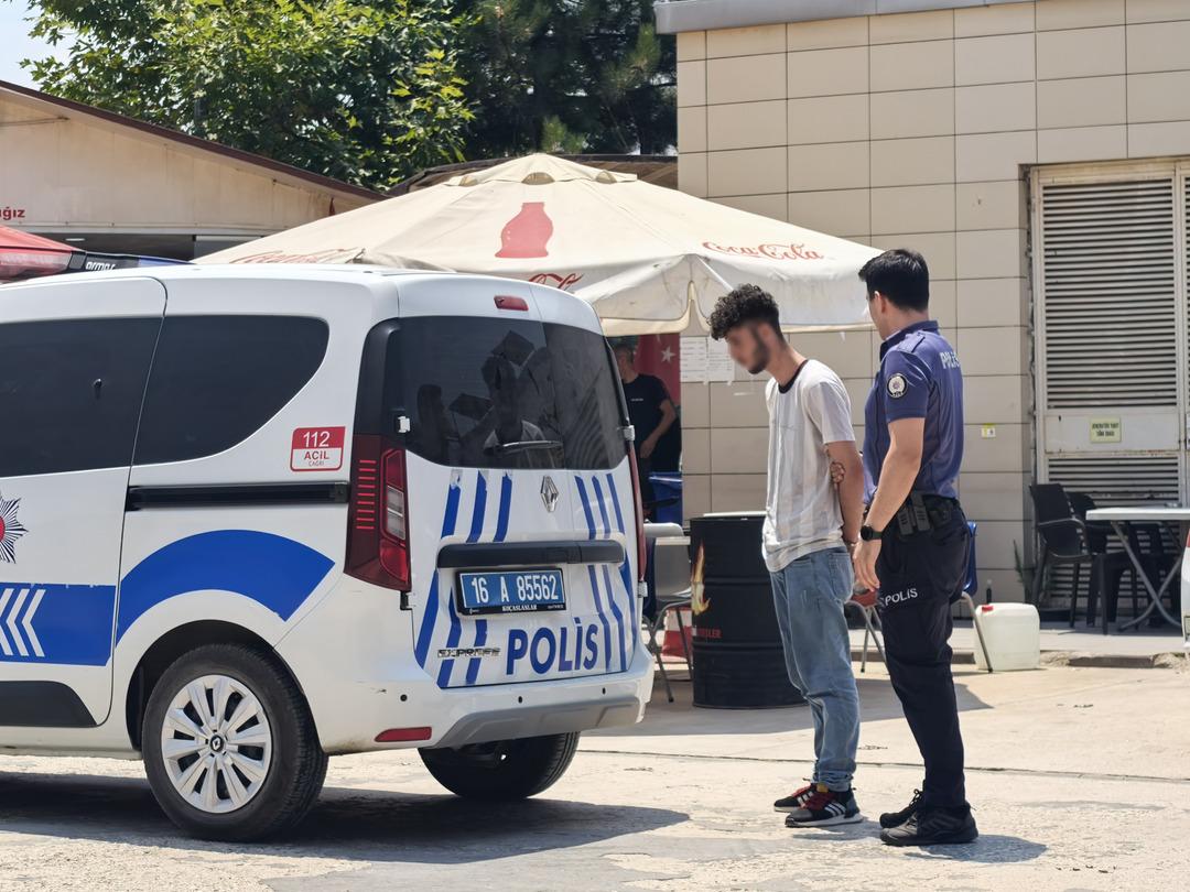 1200xauto Bursa'da akılalmaz saldırı: 15 yaşındaki çocuk, kendisini ıslatmayı reddeden bahçıvanı darbetti!