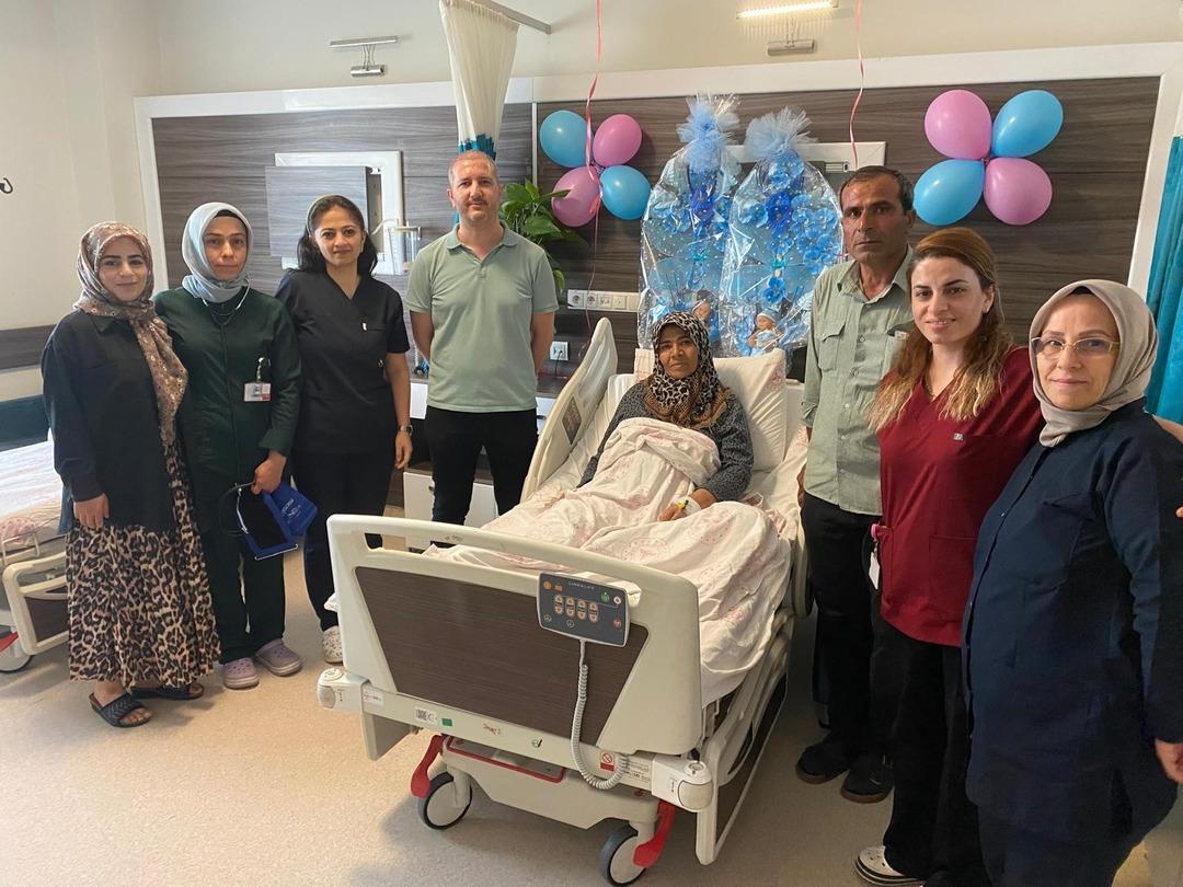 Şanlıurfa’da 53 yaşında doğum yaptı! Yüksek riskli gebelik mutlu sonla bitti: 53 yaşında İkiz bebek dünyaya getirdi 2