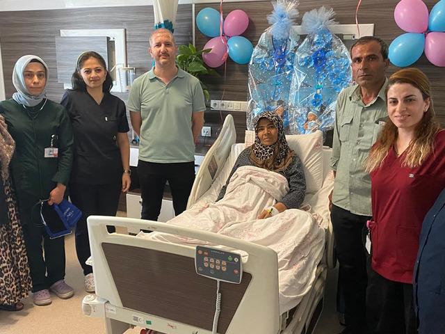 53 yaşında ikiz bebek doğurdu...