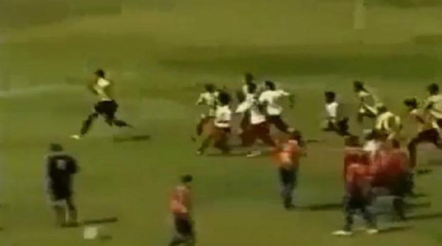 B&uuml;t&uuml;n takım hakemi kovalıyor (İZLEYİN)