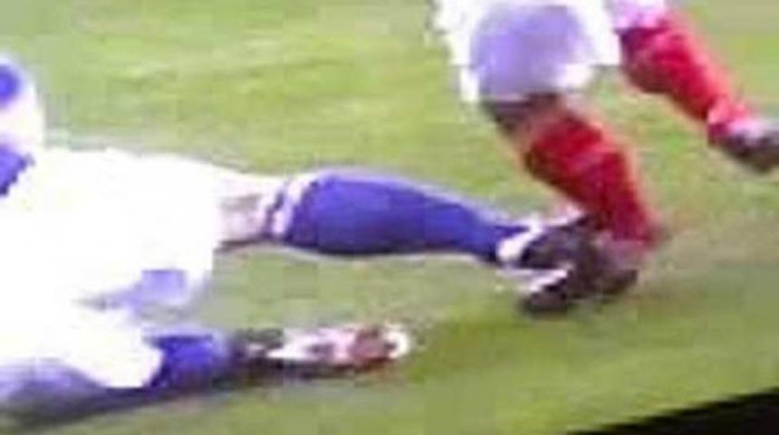 Sinirlendi rakibinin bacağını kırdı! (İZLEYİN)