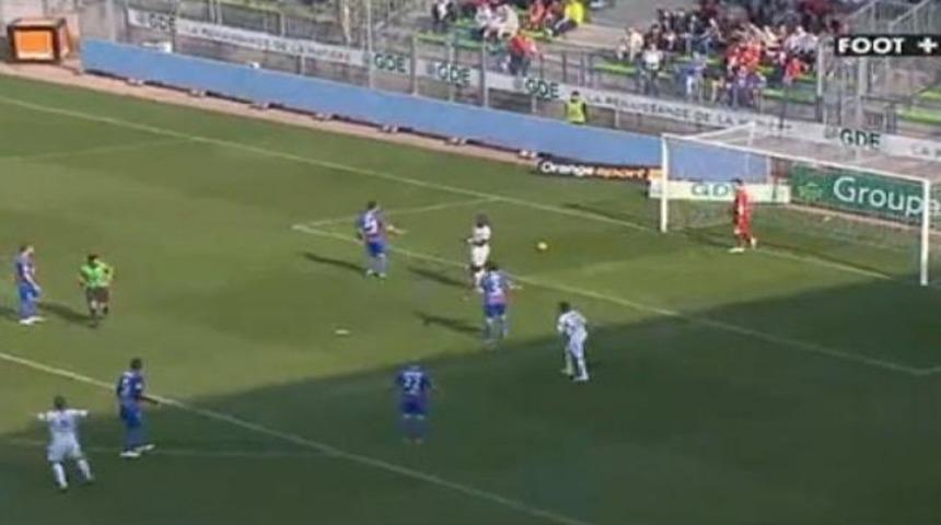 İnanması g&uuml;&ccedil;! B&ouml;yle penaltı mı olur! (İZLEYİN)