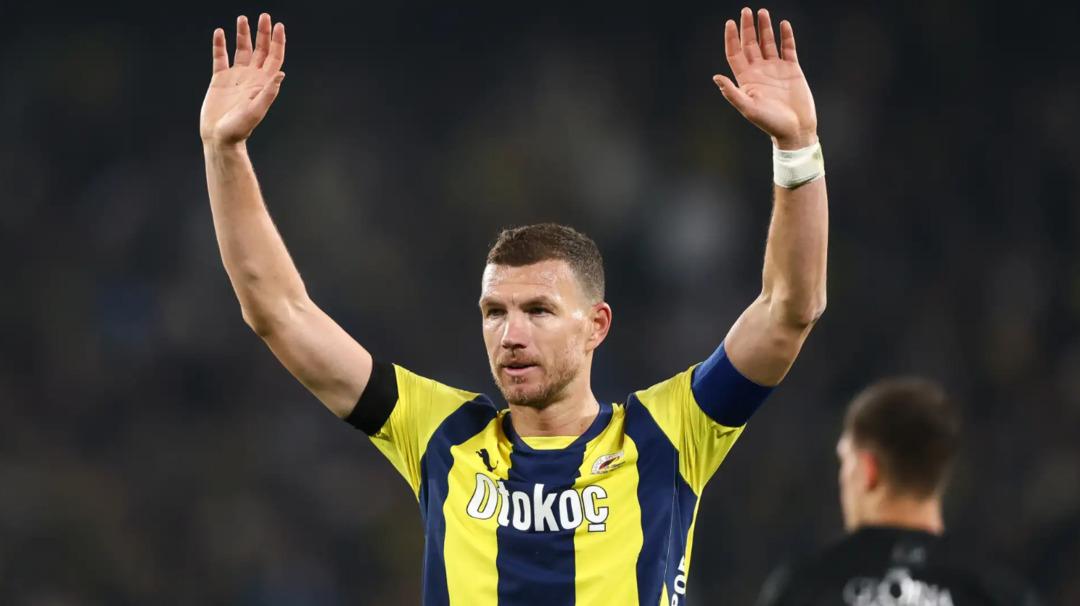 Fenerbahçe den ayrılan Edin Dzeko, Fiorentina ya imza attı! İşte sözleşme süresi 2