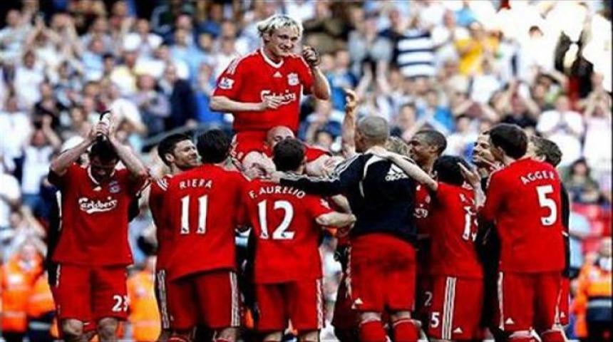 Liverpool'un efsanesi futbolu bıraktı!