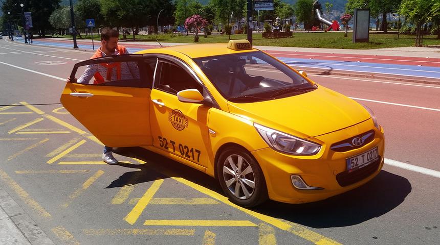 Taksisine binen müşterilere bunu çözdürüyor! Çözenlere yüzde 10 indirim yapıyor: "Yolu biraz daha uzat"