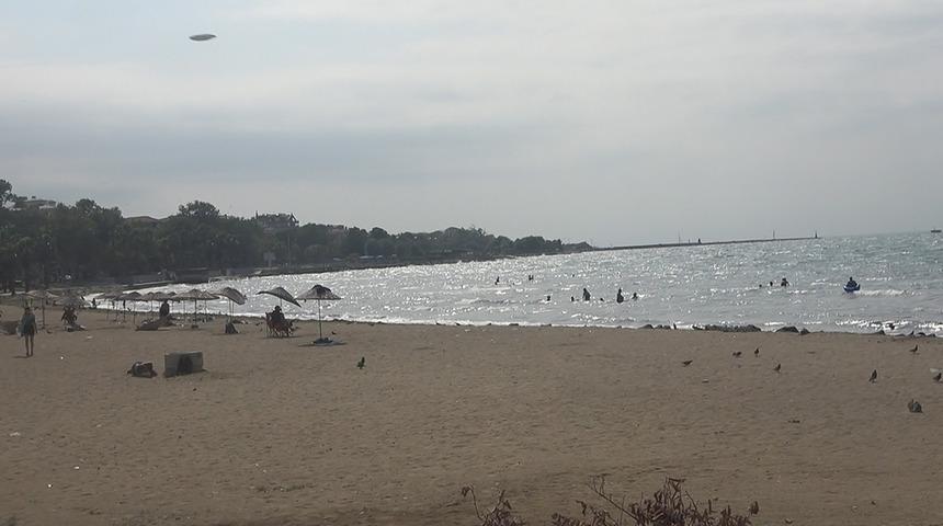 Yalova'da denizde boğulma tehlikesi geçiren çocuğu vatandaşlar kurtardı! Hayati tehlikesi sürüyor