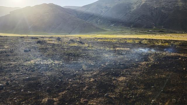 Iğdır’da tarla yangını! 250 ot balyası yandı: Köyümüzde bilinmeyen bir nedenden dolayı yangın çıktı