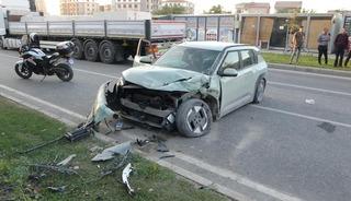 Malatya'da kontrolden çıkan araç refüje çarptı: 3 yaralı