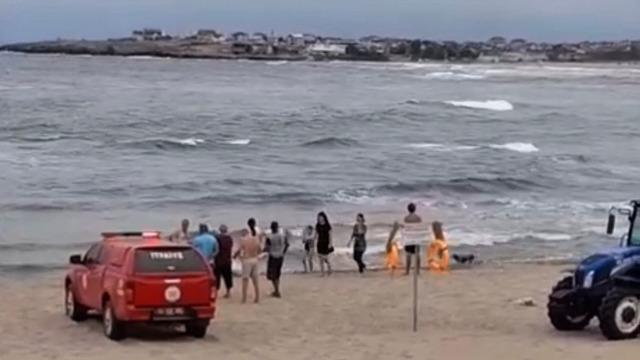 Kaymakamlığın duyurduğu yasağa rağmen denize giren 3 gençten 2'si kurtarıldı 1'i kayboldu 