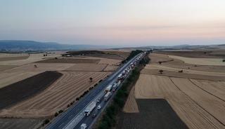 Karayolunda çalışma trafiği durma noktasına getirdi