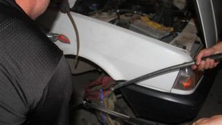 Konya’da otomobilin jantına girerek sıkışan yılanı itfaiye çıkardı