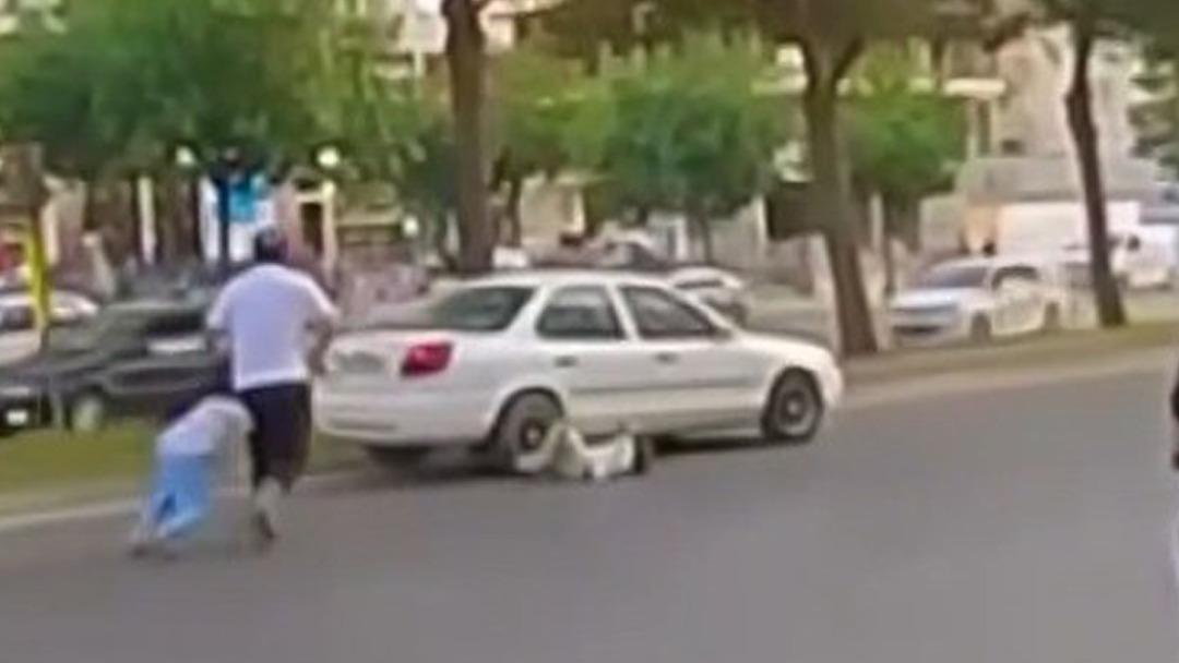 Babalarıyla yolun karşısına geçen çocuklara otomobil çarptı: O anlar kamerada 1
